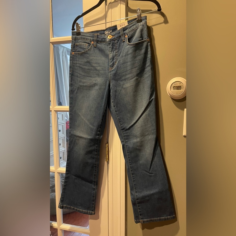 New w tag. Style & Co mid rise cropped jeans. Size 4